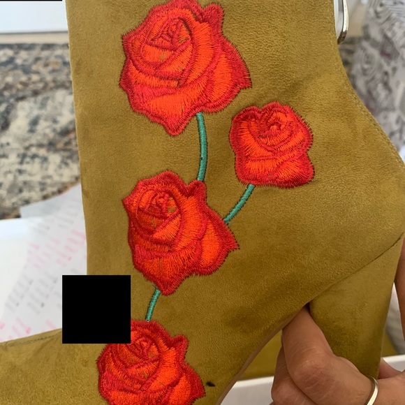 Heeled boots - Picture 3 of 3